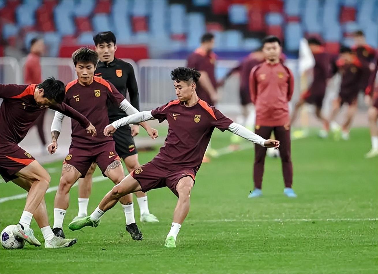 九游体育登录入口-振奋！中国男足逼平身价十亿豪门，天才中锋爆发，给U23做出榜样